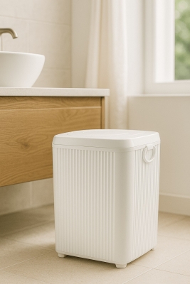 Lines Serisi Beyaz Banyo Seti, 5 Parça Akrilik Kare 5 Litre Çöp Kovası, Sabunluk, Fırçalık Takımı - 2