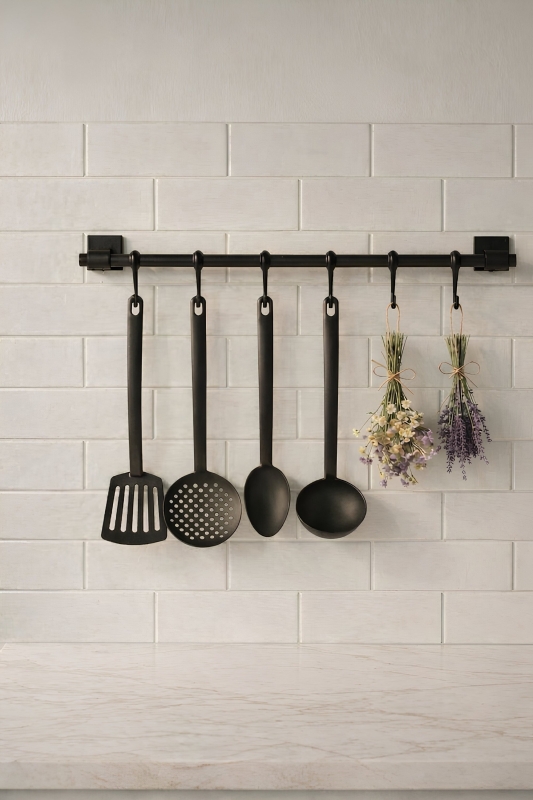 Modern Mat Siyah Mutfak Düzenleyici Set - Askı Aparatlı Spatula, Kevgir, Kaşık ve Kepçe Seti - 1